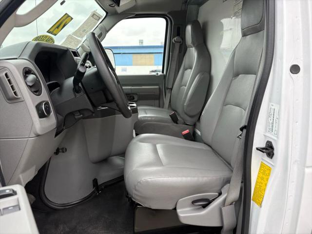 2021 Ford E-450 Cutaway Cutaway Van 2D