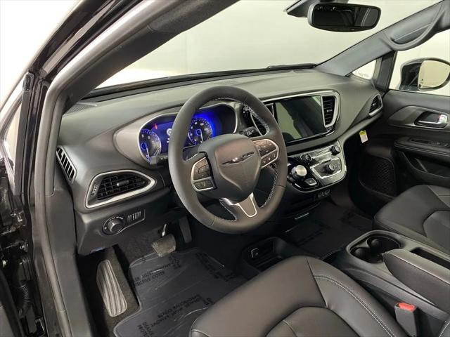 2025 Chrysler Voyager VOYAGER LX