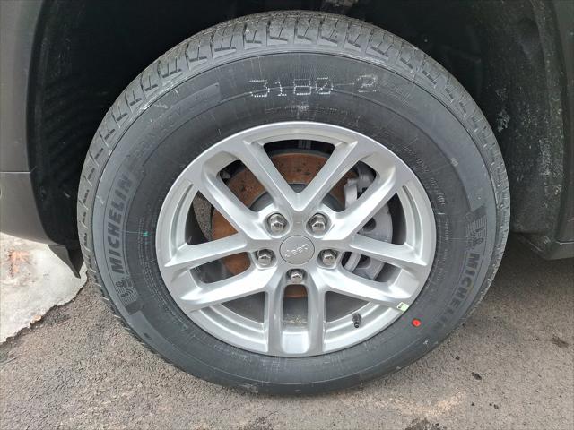 2025 Jeep Grand Cherokee GRAND CHEROKEE LAREDO X 4X4