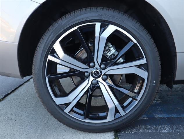 2025 Volvo XC60 B5 Ultra