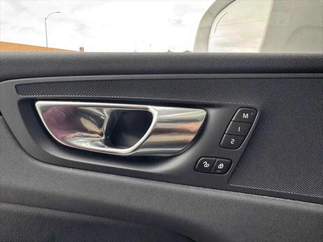 2022 Volvo XC60 B5 Momentum