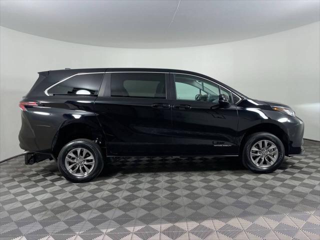 2023 Toyota Sienna LE