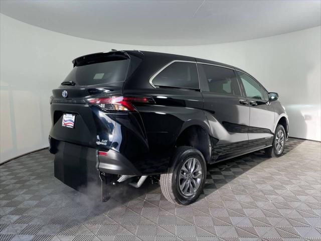 2023 Toyota Sienna LE