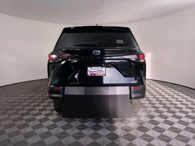2023 Toyota Sienna LE