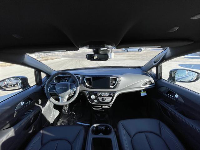 2025 Chrysler Voyager VOYAGER LX