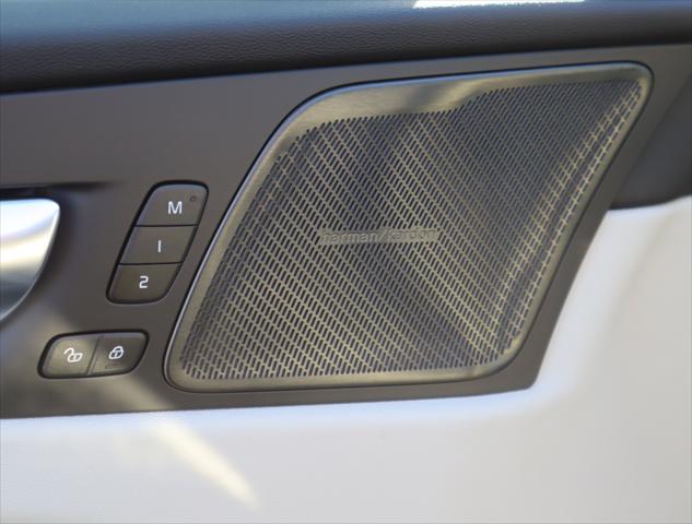2025 Volvo XC60 Plug-In Hybrid T8 Plus