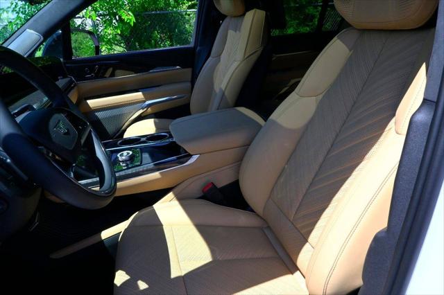 2025 Cadillac Escalade Luxury 2