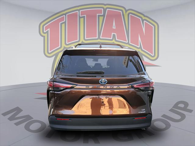 2022 Toyota Sienna LE [2]