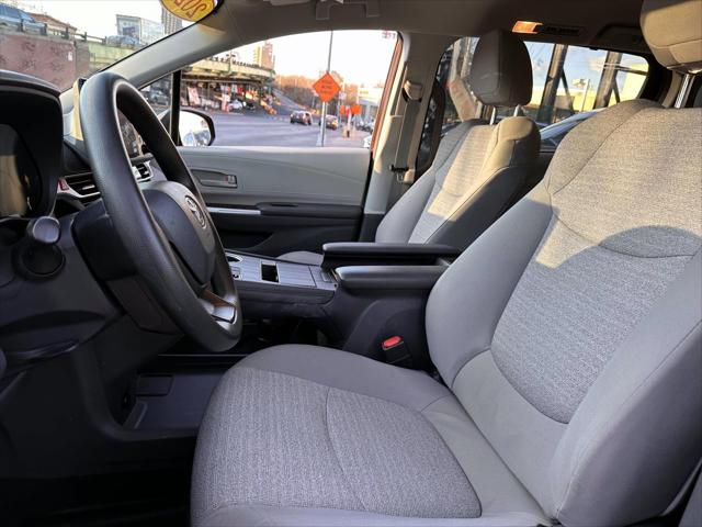 2022 Toyota Sienna LE [11]