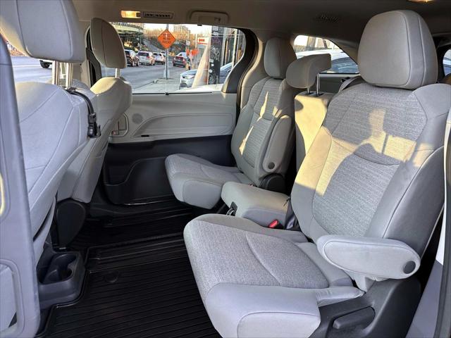 2022 Toyota Sienna LE [12]