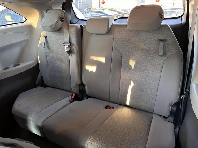 2022 Toyota Sienna LE [13]