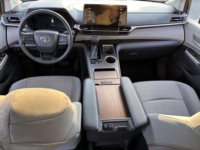 2022 Toyota Sienna LE [14]