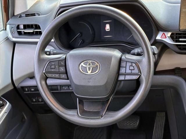 2022 Toyota Sienna LE [15]