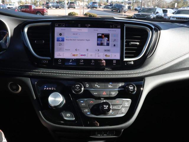 2025 Chrysler Pacifica Select