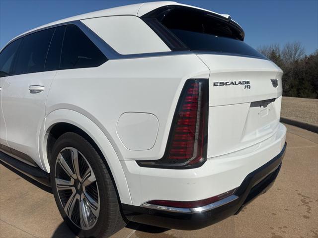 2025 Cadillac Escalade Luxury 2