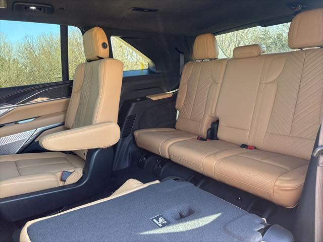 2025 Cadillac Escalade Luxury 2