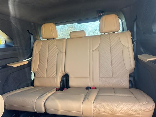 2025 Cadillac Escalade Luxury 2