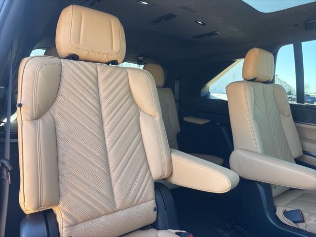 2025 Cadillac Escalade Luxury 2