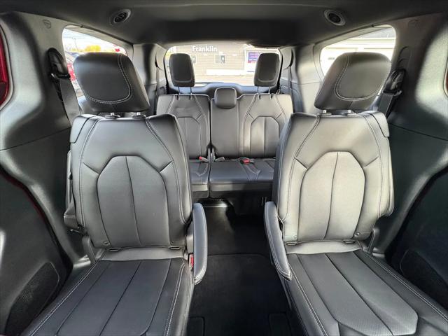 2025 Chrysler Voyager LX