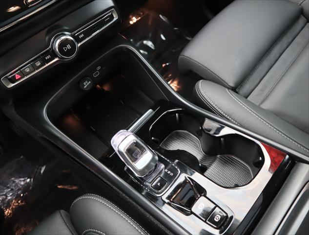 2024 Volvo XC40 B5 Ultimate Bright Theme
