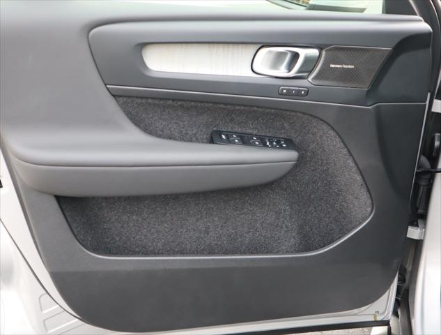 2024 Volvo XC40 B5 Ultimate Bright Theme
