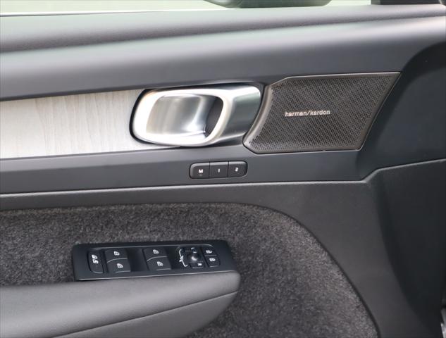 2024 Volvo XC40 B5 Ultimate Bright Theme