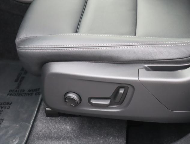 2024 Volvo XC40 B5 Ultimate Bright Theme