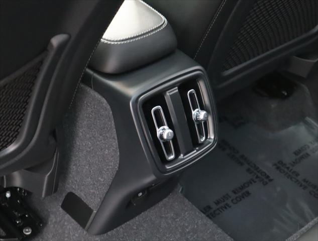 2024 Volvo XC40 B5 Ultimate Bright Theme