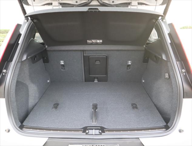 2024 Volvo XC40 B5 Ultimate Bright Theme
