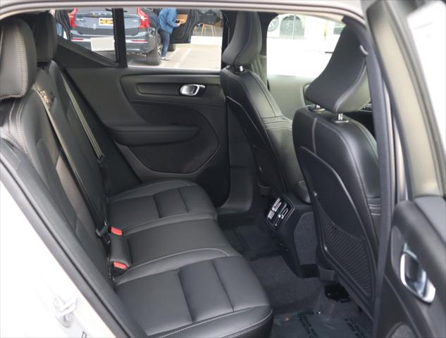 2024 Volvo XC40 B5 Ultimate Bright Theme