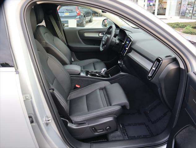 2024 Volvo XC40 B5 Ultimate Bright Theme