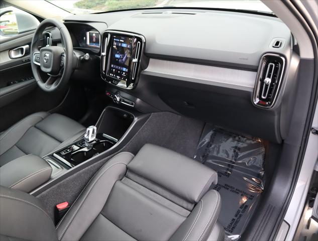 2024 Volvo XC40 B5 Ultimate Bright Theme
