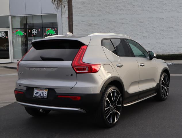 2024 Volvo XC40 B5 Ultimate Bright Theme