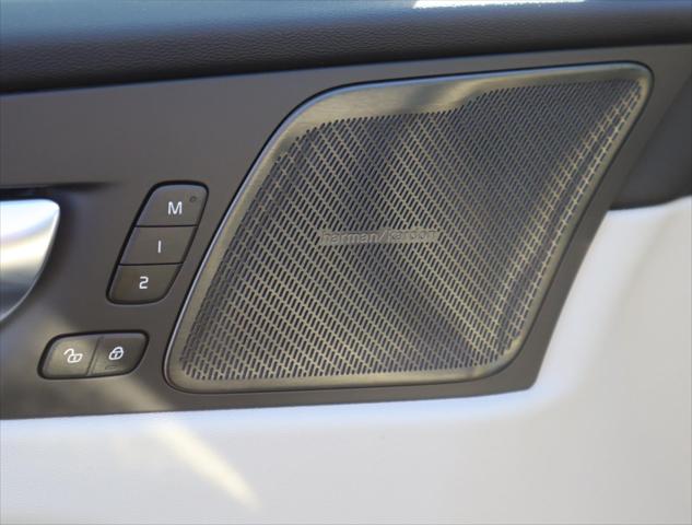 2025 Volvo XC60 Plug-In Hybrid T8 Plus