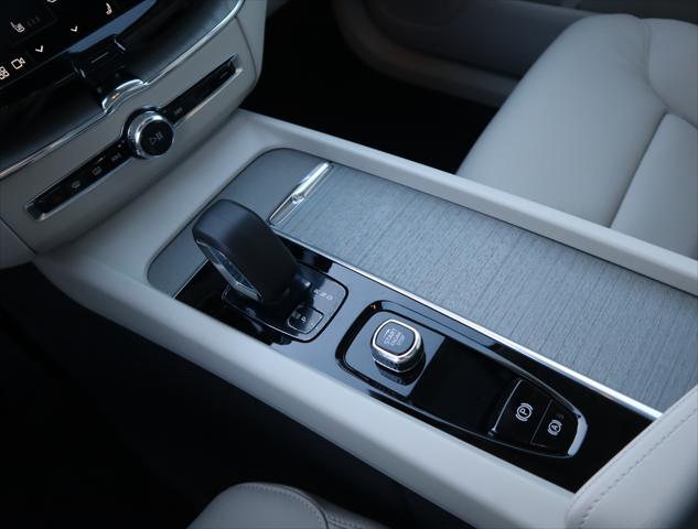 2025 Volvo XC60 Plug-In Hybrid T8 Plus
