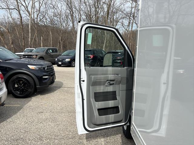 2025 Ford E-350 Cutaway Base