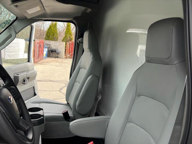 2025 Ford E-350 Cutaway Base