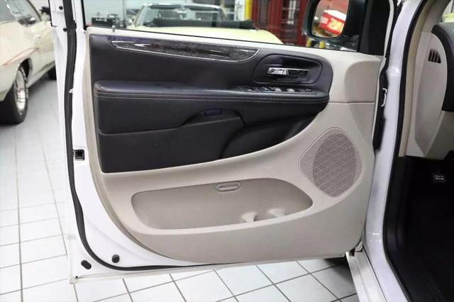 2016 Chrysler Town & Country Touring