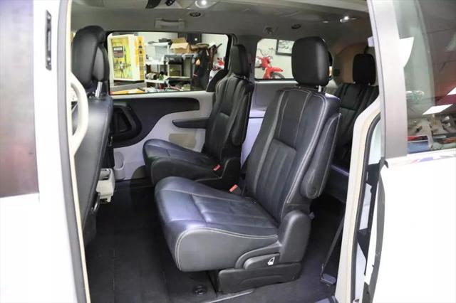 2016 Chrysler Town & Country Touring