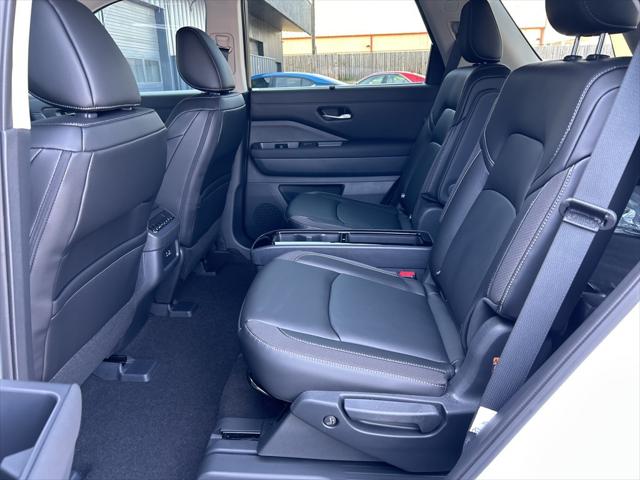 2025 Nissan Pathfinder SL FWD