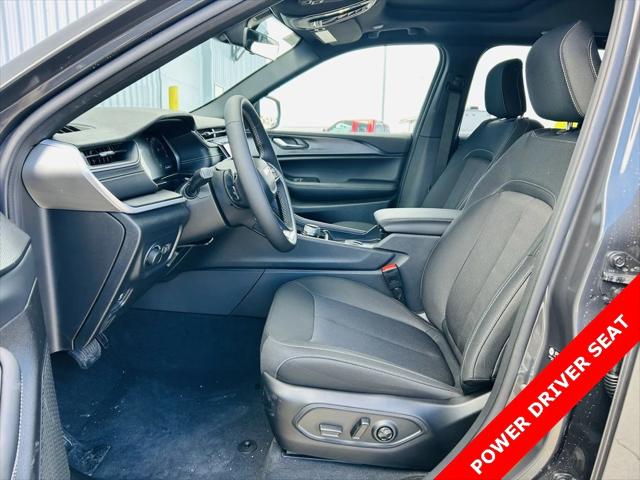 2025 Jeep Grand Cherokee GRAND CHEROKEE LAREDO X 4X4