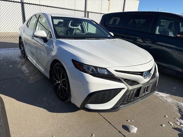 2022 Toyota Camry SE Hybrid