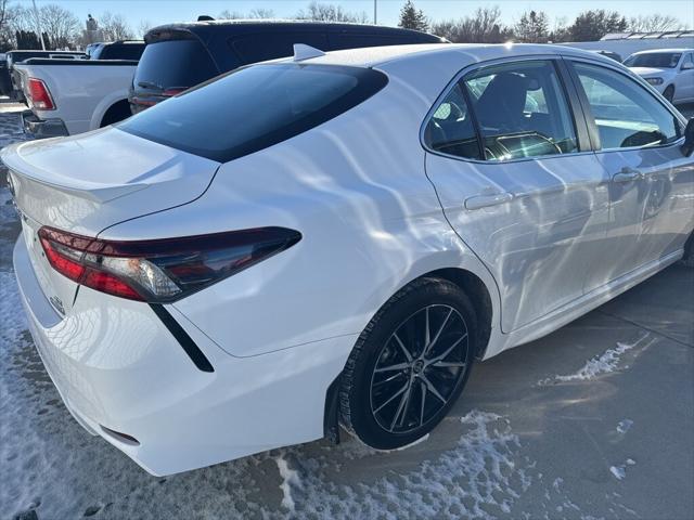 2022 Toyota Camry SE Hybrid