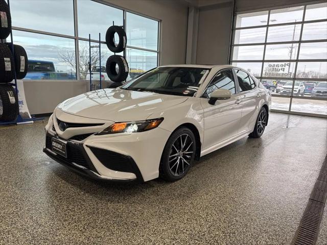 2022 Toyota Camry SE Hybrid