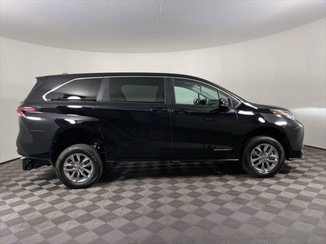 2023 Toyota Sienna LE