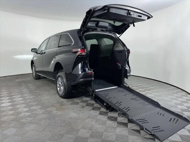 2023 Toyota Sienna LE