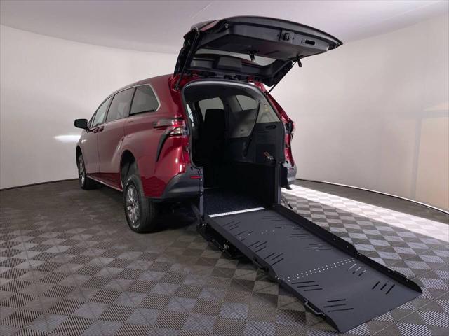 2023 Toyota Sienna LE