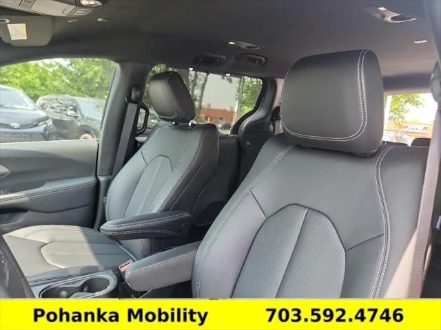2025 Chrysler Pacifica Select