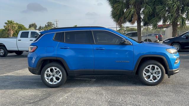 2025 Jeep Compass COMPASS LATITUDE 4X4