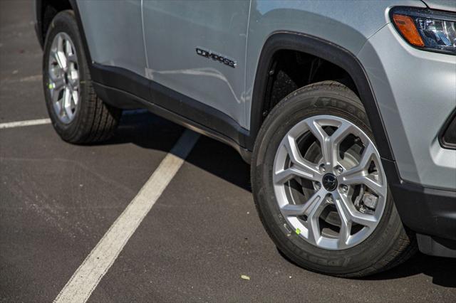 2025 Jeep Compass COMPASS LATITUDE 4X4